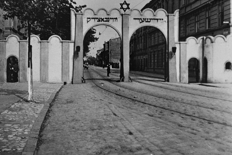 Gate I of the Ghetto, 1941. Entrance from the Podgórze Market Square to Limanowskiego Street  (photo: Public domain)
