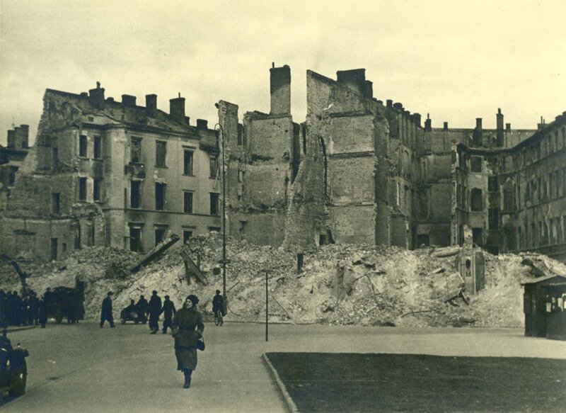 1945: ruins in the centre of Warsaw