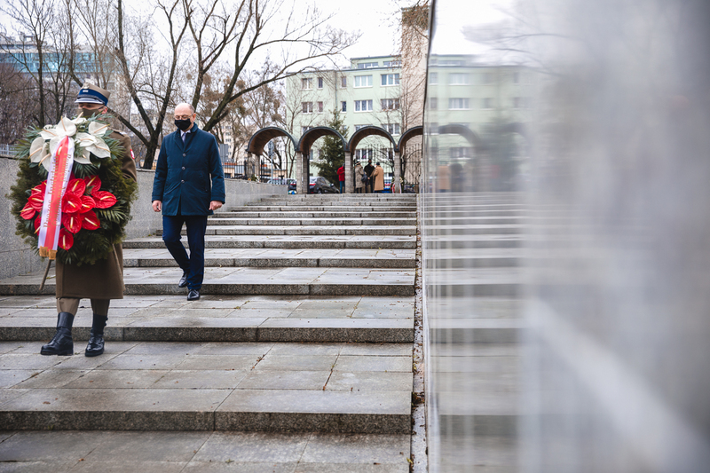 Mateusz Szpytma, Ph.D., Deputy President of the IPN, laid flowers at the Monument of Jews and Poles Common Martyrdom. Photo: Sławek Kasper (IPN)