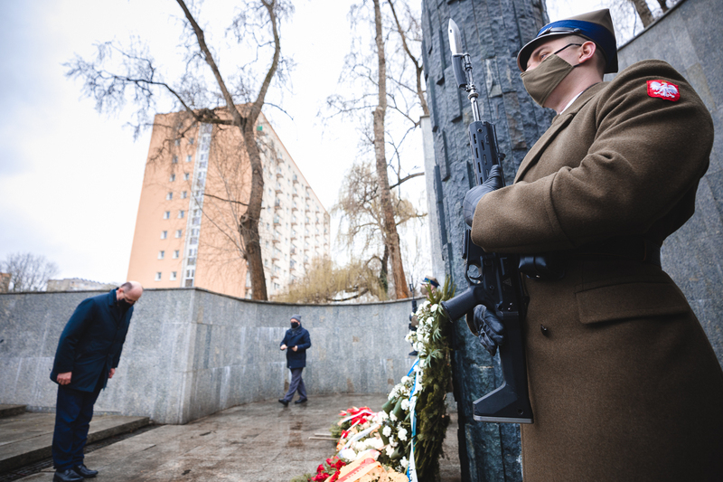 Mateusz Szpytma, Ph.D., Deputy President of the IPN, laid flowers at the Monument of Jews and Poles Common Martyrdom. Photo: Sławek Kasper (IPN)