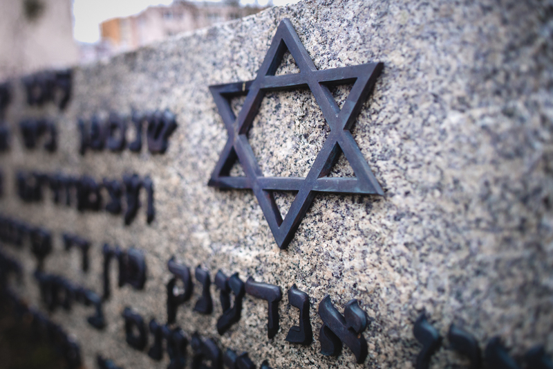 Mateusz Szpytma, Ph.D., Deputy President of the IPN, laid flowers at the Monument of Jews and Poles Common Martyrdom. Photo: Sławek Kasper (IPN)