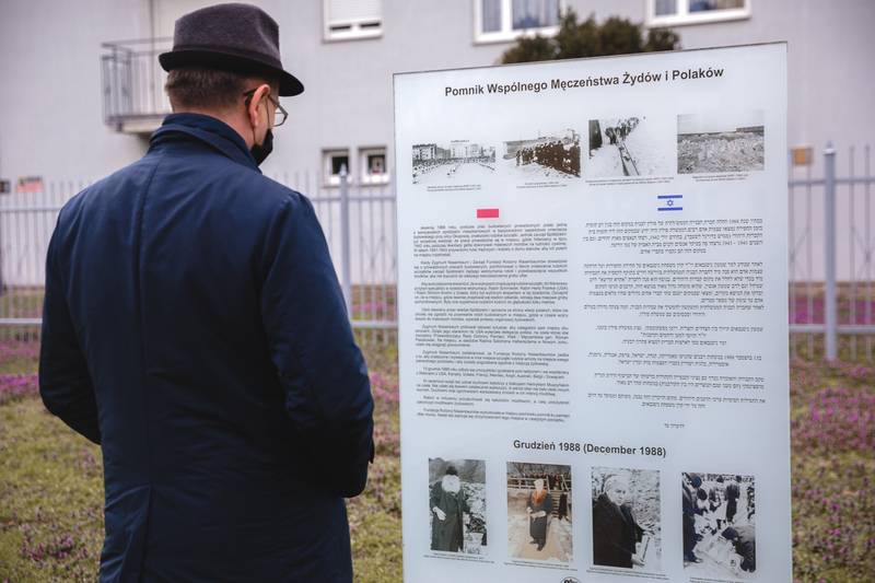 Mateusz Szpytma, Ph.D., Deputy President of the IPN, laid flowers at the Monument of Jews and Poles Common Martyrdom. Photo: Sławek Kasper (IPN)