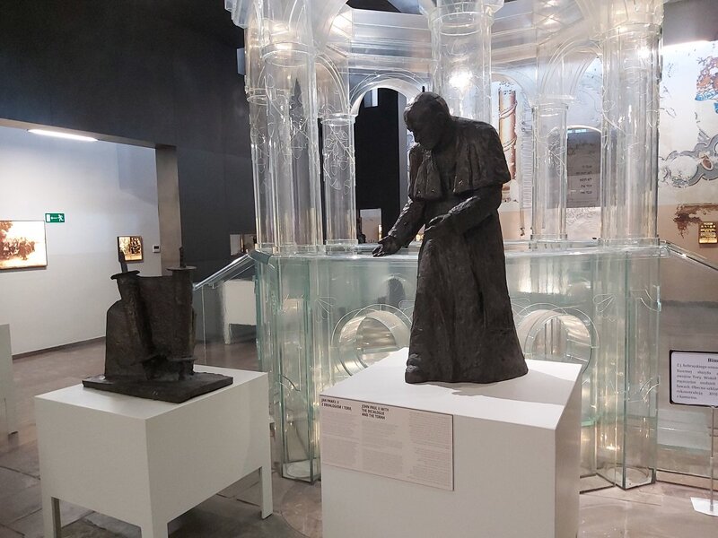 Samuel Willenberg's sculptures in Chmielnik