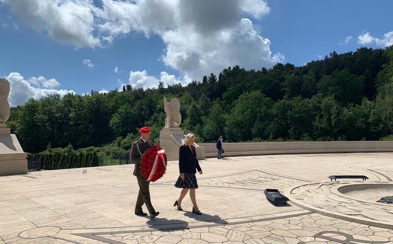 Ambassador Anna Maria Anders laying flowers on General Władysław Anders' grave. Photo: Polish Embassy in Rome