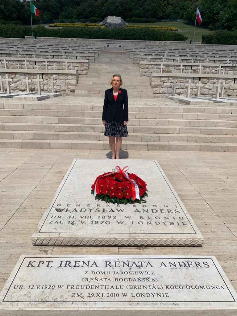 Ambassador Anna Maria Anders laying flowers on General Władysław Anders' grave. Photo: Polish Embassy in Rome