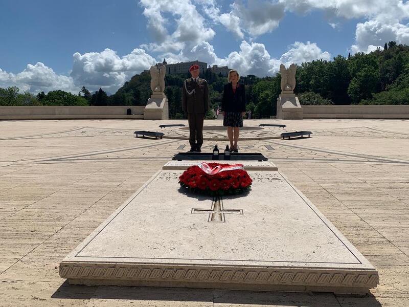 Ambassador Anna Maria Anders laying flowers on General Władysław Anders' grave. Photo: Polish Embassy in Rome