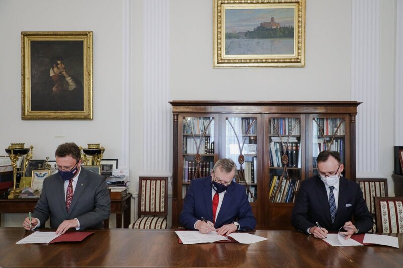 Signing a letter of intent1