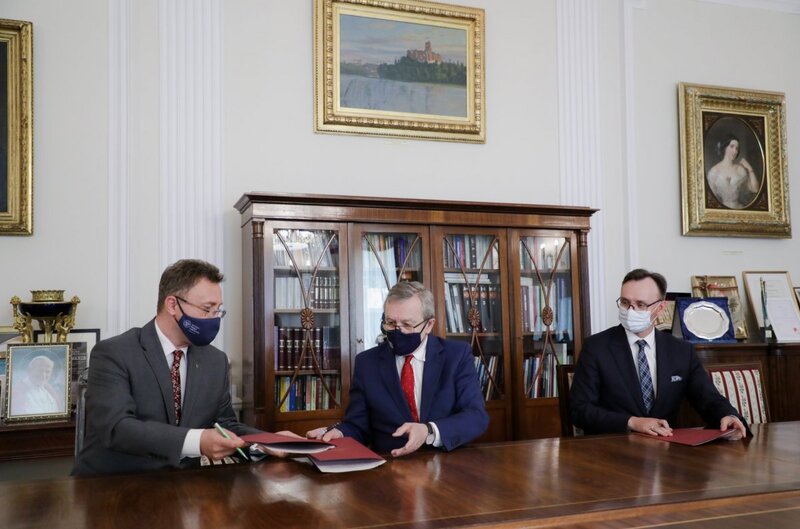 Signing a letter of intent2