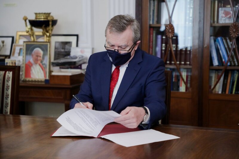 Signing a letter of intent3