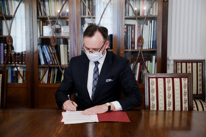 Signing a letter of intent4