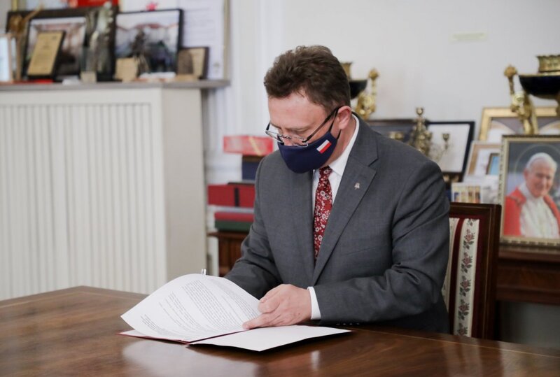 Signing a letter of intent5