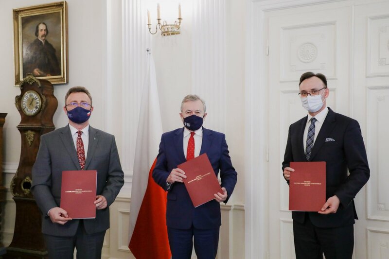 Signing a letter of intent6