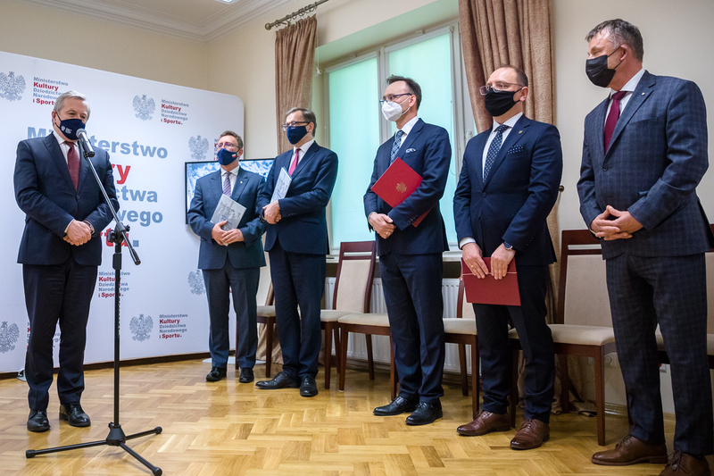 Signing a letter of intent8