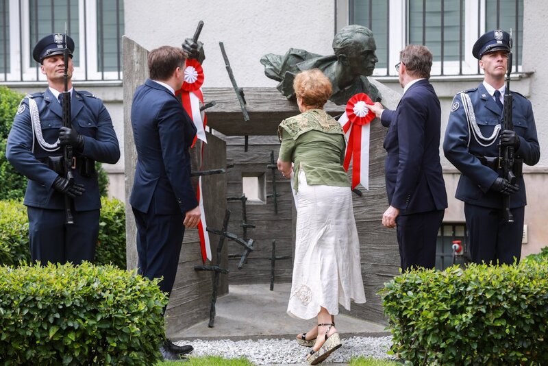 The unveiling of the statue