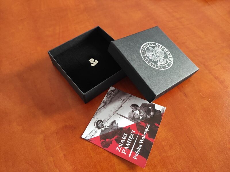 The commemorative pin