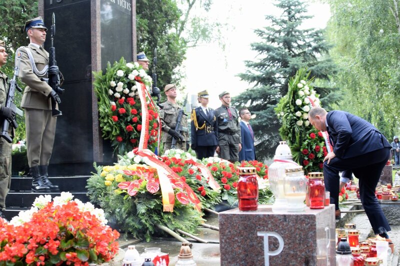 The IPN's President honouring Warsaw Insurgents at the Powązki cemetery