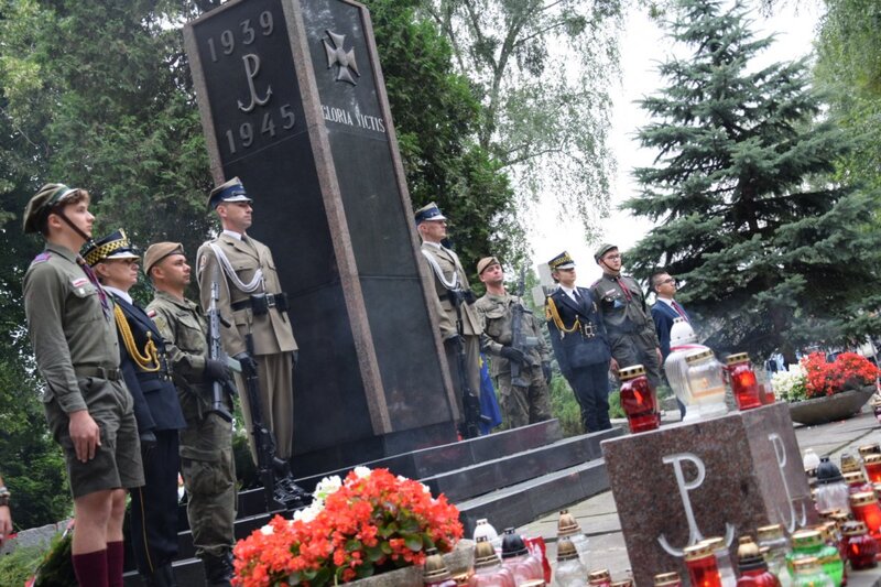 The IPN's President honouring Warsaw Insurgents at the Powązki cemetery