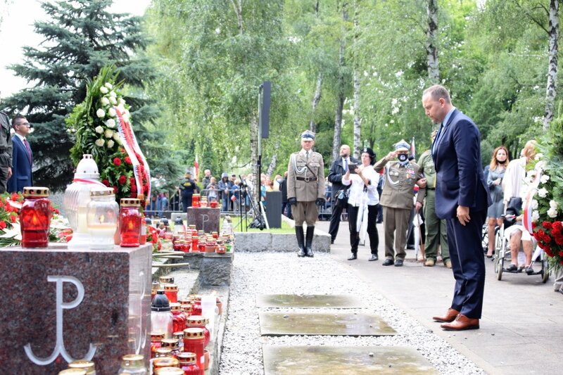 The IPN's President honouring Warsaw Insurgents at the Powązki cemetery