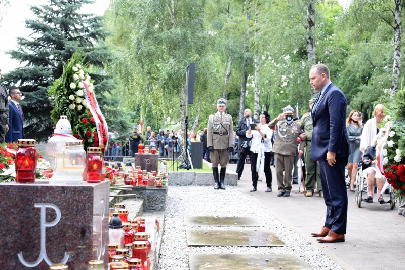 The IPN's President honouring Warsaw Insurgents at the Powązki cemetery