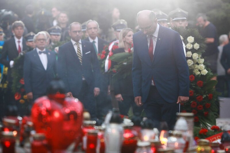 The IPN's Deputy President Mateusz Szpytma paying tribute to murdered Warsaw residents