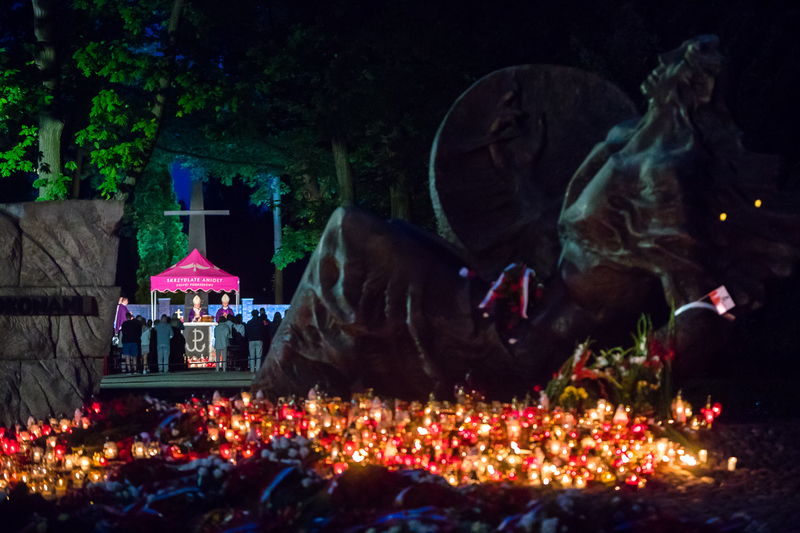 The IPN's President Karol Nawrocki paying tribute to murdered Warsaw residents