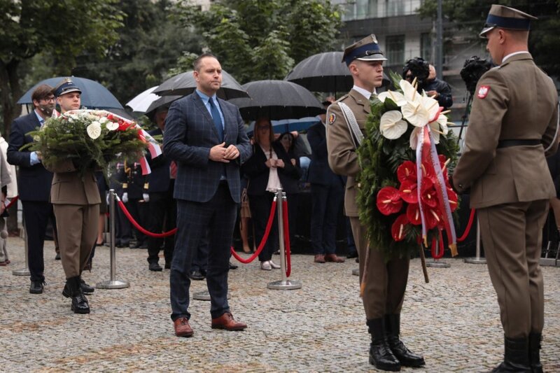 President of the IPN Karol Nawrocki, Ph.D.paying tribute to the victims. Photo: Mikołaj Bujak (IPN)