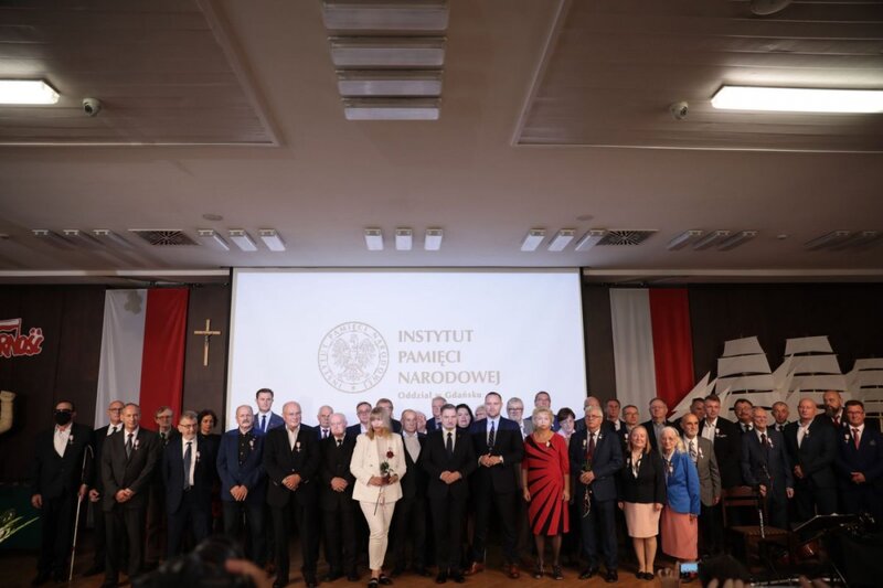 President Karol Nawrocki presenting state decorations to former members of anti-communist opposition. Photo: Mikołaj Bujak (IPN)