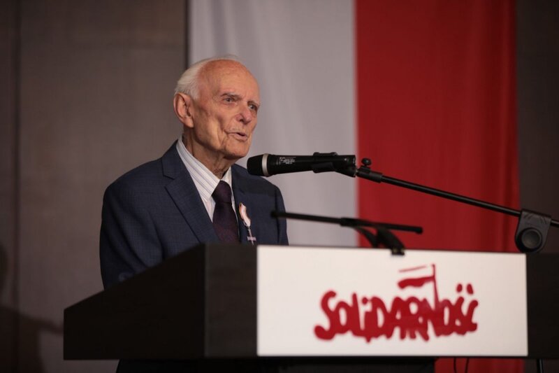 President Karol Nawrocki presenting state decorations to former members of anti-communist opposition. Photo: Mikołaj Bujak (IPN)