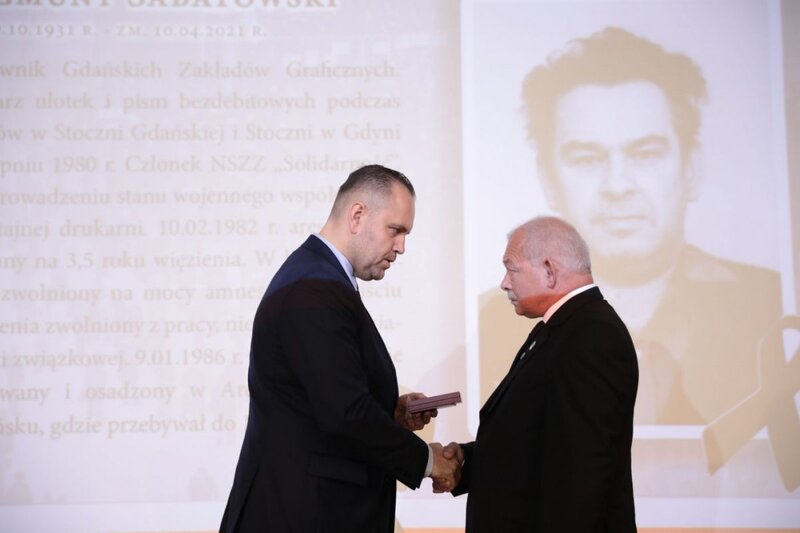 President Karol Nawrocki presenting state decorations to former members of anti-communist opposition. Photo: Mikołaj Bujak (IPN)