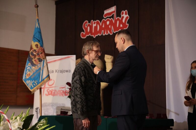 President Karol Nawrocki presenting state decorations to former members of anti-communist opposition. Photo: Mikołaj Bujak (IPN)