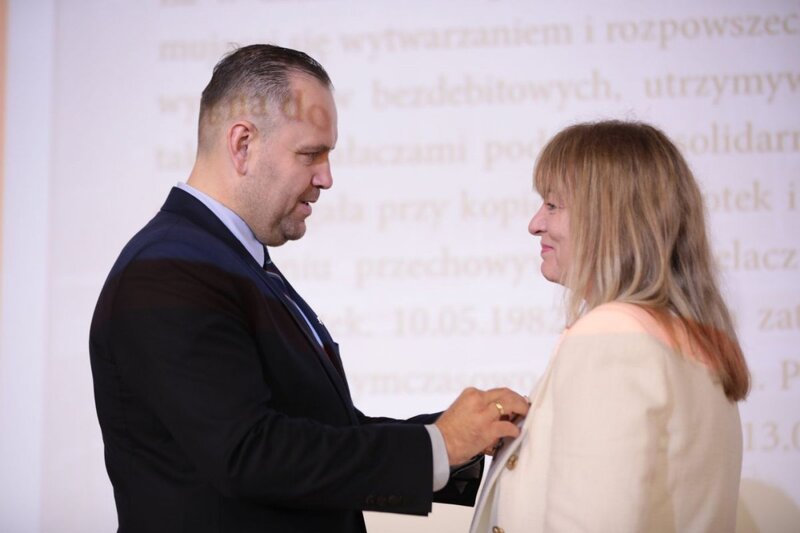 President Karol Nawrocki presenting state decorations to former members of anti-communist opposition. Photo: Mikołaj Bujak (IPN)