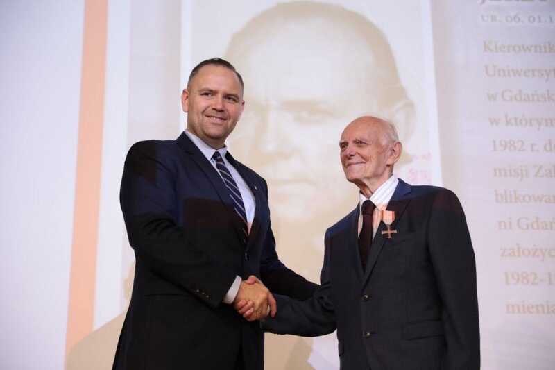 President Karol Nawrocki presenting state decorations to former members of anti-communist opposition. Photo: Mikołaj Bujak (IPN)