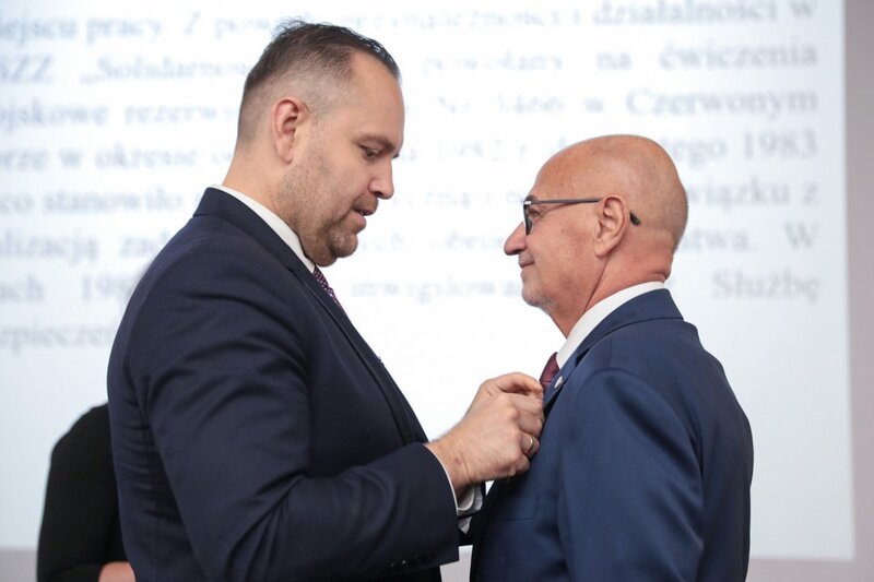 Karol Nawrocki presenting Crosses of Freedom and Solidarity to anti-communist opposition members in Bydgoszcz