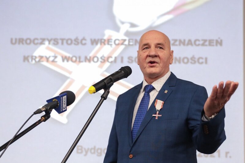 Karol Nawrocki presenting Crosses of Freedom and Solidarity to anti-communist opposition members in Bydgoszcz