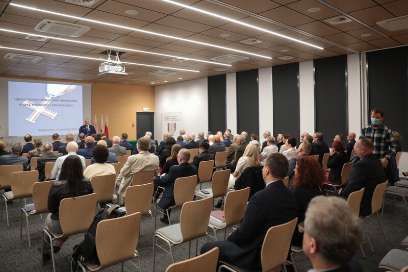 Karol Nawrocki presenting Crosses of Freedom and Solidarity to anti-communist opposition members in Bydgoszcz
