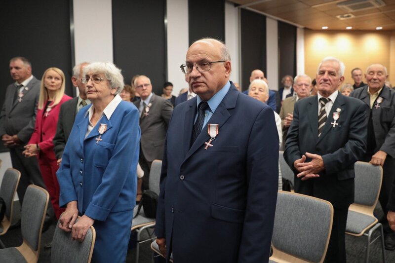 Karol Nawrocki presenting Crosses of Freedom and Solidarity to anti-communist opposition members in Bydgoszcz