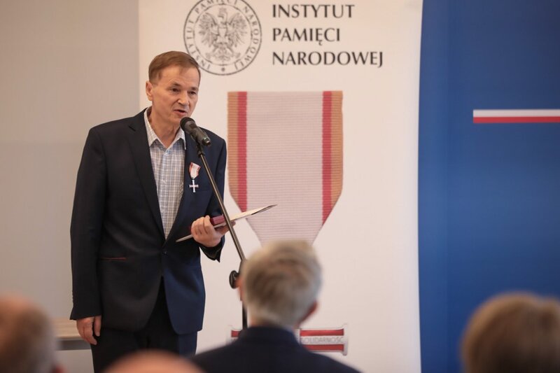 Karol Nawrocki, Ph.D. presented former anti-communist opposition members with Crosses of Freedom and Solidarity