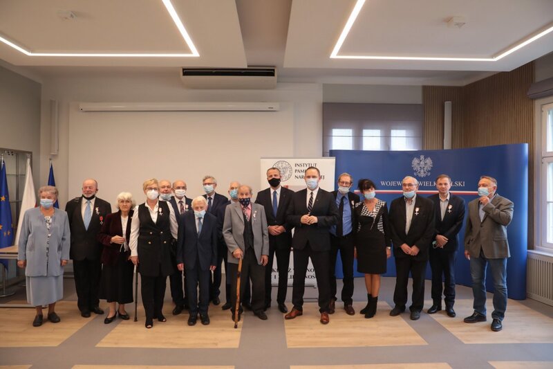 Karol Nawrocki, Ph.D. presented former anti-communist opposition members with Crosses of Freedom and Solidarity