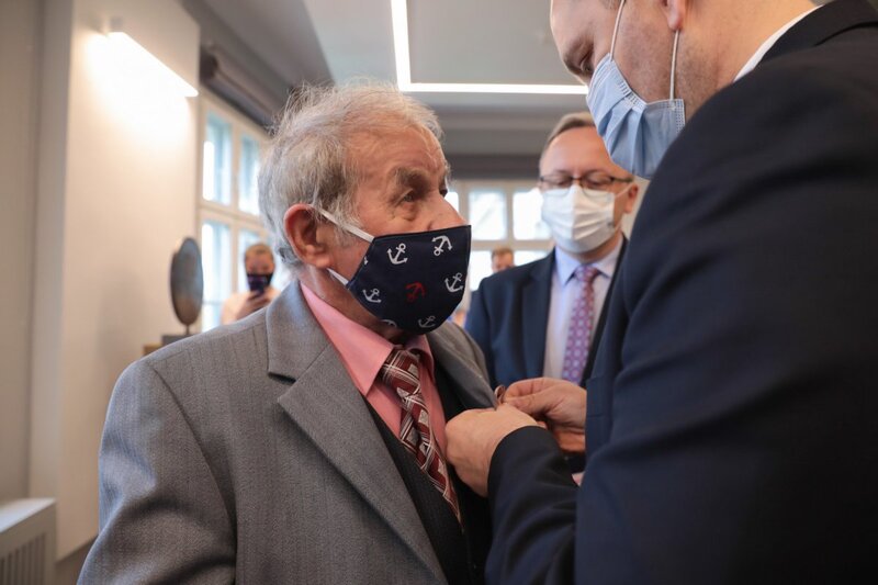 Karol Nawrocki, Ph.D. presented former anti-communist opposition members with Crosses of Freedom and Solidarity