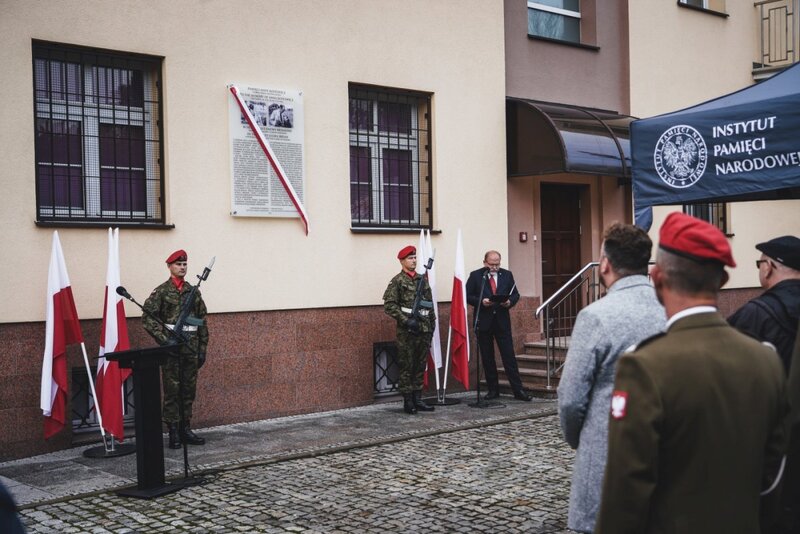The official unveiling of a plaque commemorating Anna Kostewicz and Julien Bryan, Warsaw 30 September 2021
