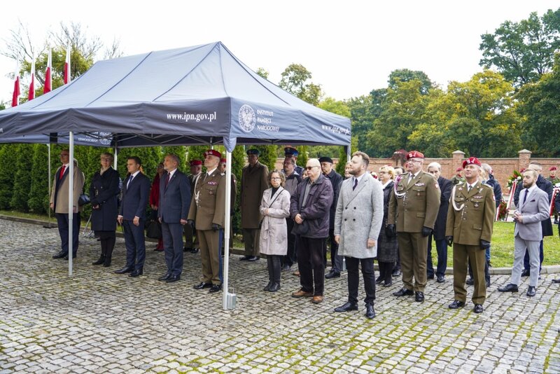 The official unveiling of a plaque commemorating Anna Kostewicz and Julien Bryan, Warsaw 30 September 2021