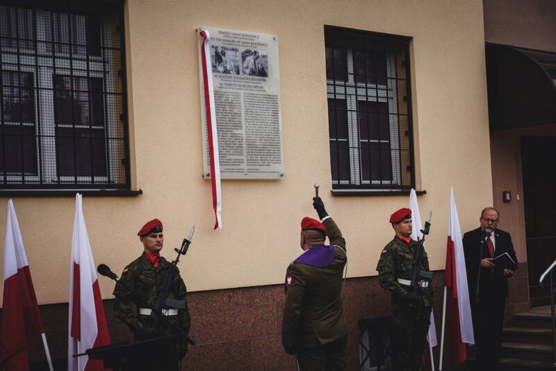 The official unveiling of a plaque commemorating Anna Kostewicz and Julien Bryan, Warsaw 30 September 2021