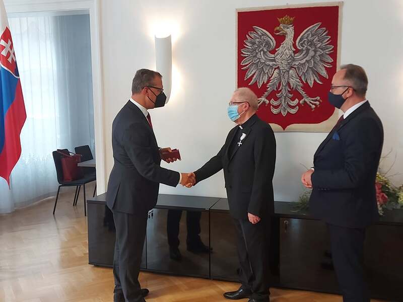 Deputy President of the IPN presenting Father Stanisław Ługowski with the Cross of Freedom and Solidarty. Photo: Agnieszka Jędrzak (IPN)
