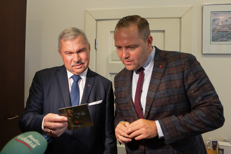 The IPN President accepting the letter to Anna Walentynowicz