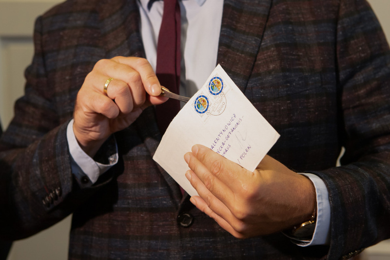 The IPN President accepting the letter to Anna Walentynowicz