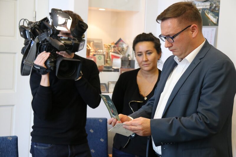 The IPN President accepting the letter to Anna Walentynowicz