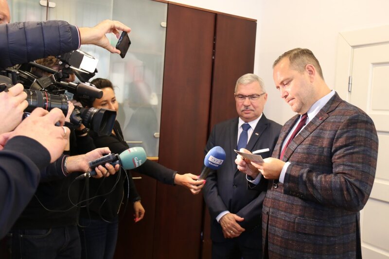 The IPN President accepting the letter to Anna Walentynowicz