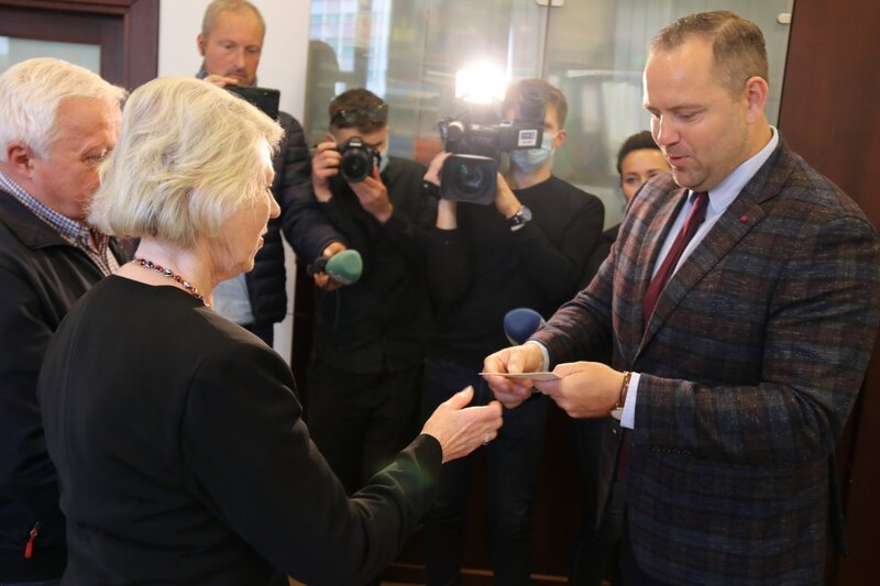 The IPN President accepting the letter to Anna Walentynowicz