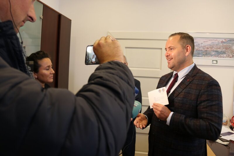 The IPN President accepting the letter to Anna Walentynowicz