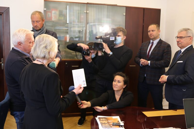 The IPN President accepting the letter to Anna Walentynowicz